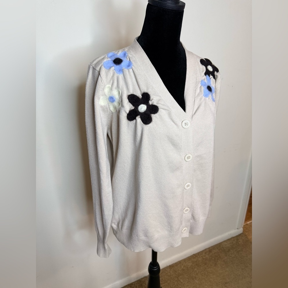 Aaeda Teagan daisy Flower Cardigan beige black blue felted flowers cottagecore M - Picture 6 of 10